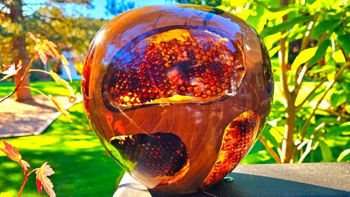 "The Hive" Vase turned on the lathe, made from resin, walnut wood & beehive honey comb ArtForOUR - ACMER
